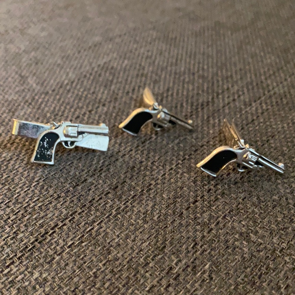Vintage Pistol cuff links and tie clip 💯